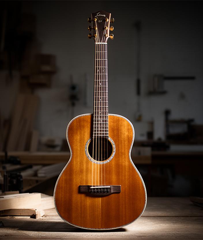 Guitarra criolla Luna apoyada de frente en un taller con luz lateral y detalles de luthería
